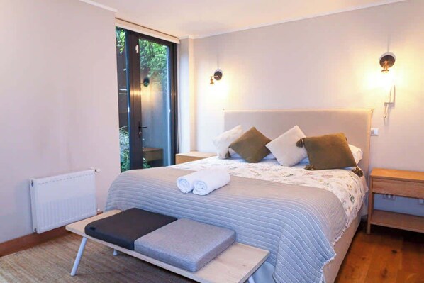 3 habitaciones, tabla de planchar con plancha, wifi y ropa de cama 