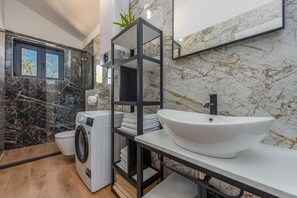 Dusche, Haartrockner, Handtücher