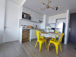 Frigorífico, microondas, horno y placa de cocina