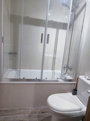 Dusche, Haartrockner, Handtücher