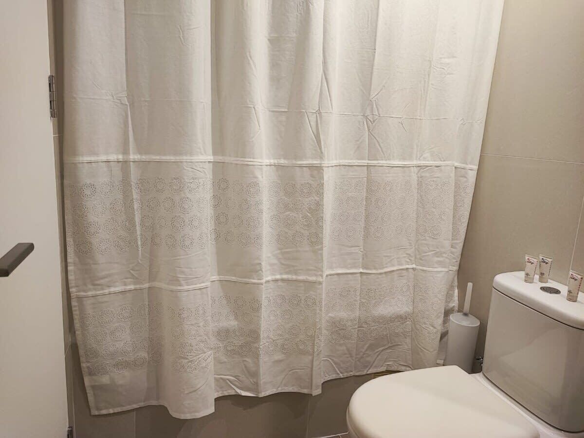 シャワー、ヘアドライヤー、タオル