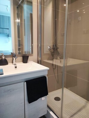 Shower, hair dryer, towels - HOM | Full equipado para estadías largas PNB (Antofagasta)