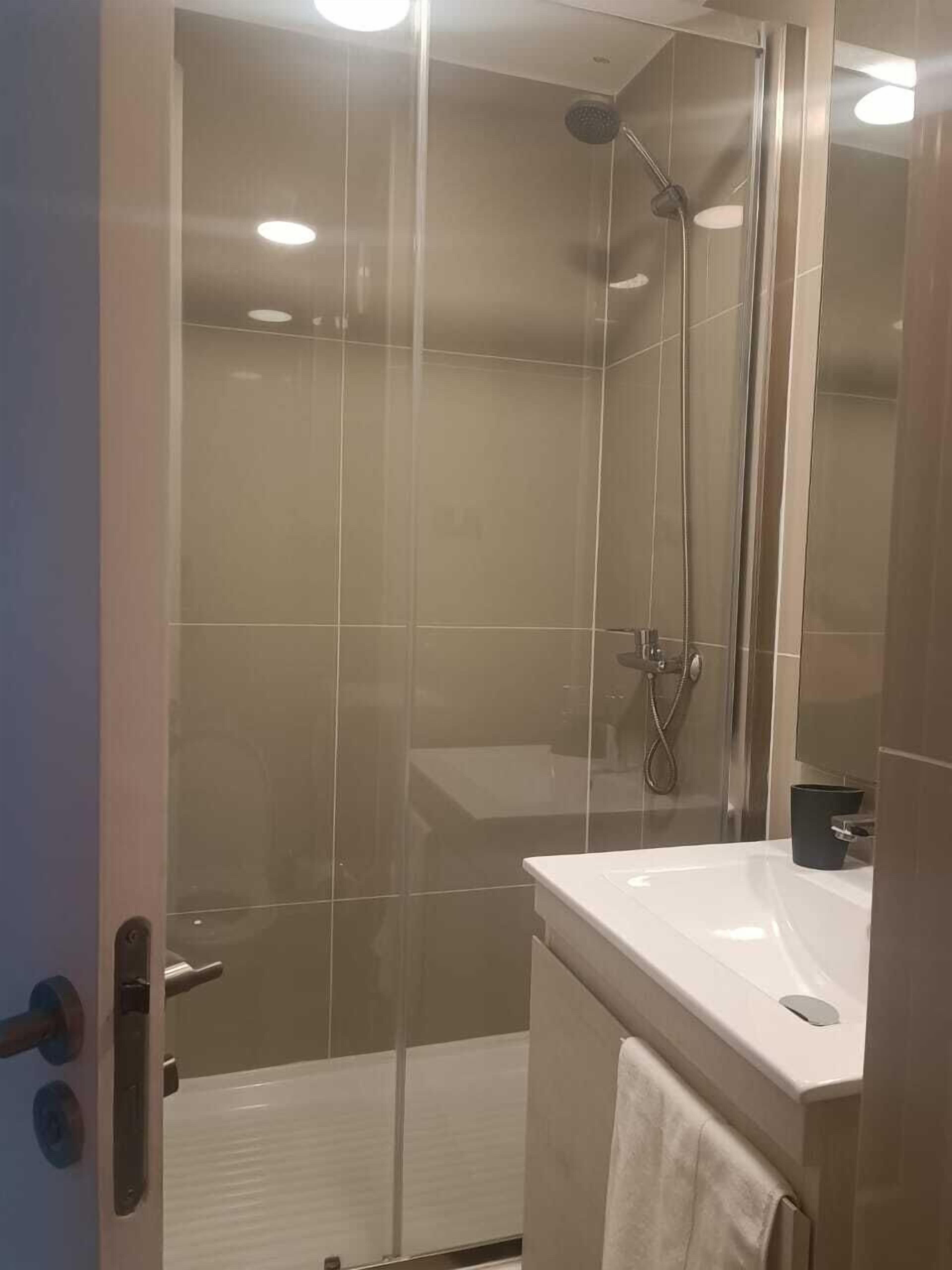 Douche, sèche-cheveux, serviettes fournies, shampoing