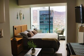 1 habitación, escritorio, tabla de planchar con plancha y wifi 
