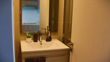 Suihku, hiustenkuivaaja, pyyhkeet