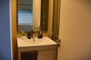 Dusche, Haartrockner, Handtücher, Shampoo