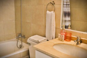 Shower, hair dryer, towels, shampoo - HOM | WiFi cercano al Metro Universidad Católica (Santiago)
