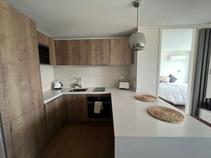 Réfrigérateur, four à micro-ondes, un four, surface de cuisson