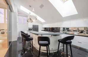 Fridge, microwave, oven, stovetop - Experience Unparalleled Luxury in This Prestigious Apartment (Milano)