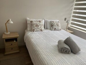 3 habitaciones, tabla de planchar con plancha, wifi y ropa de cama 