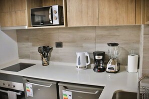 Kühlschrank, Ofen, Herdplatte, Wasserkocher mit Kaffee-/Teezubehör