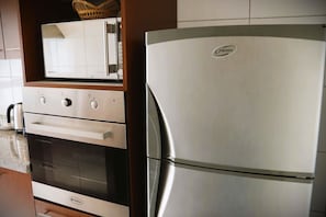 Jääkaappi, mikroaaltouuni, liesi, kahvin-/teenkeitin