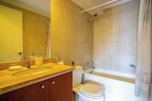 Ein Badezimmer mit Waschbecken, Toilette, Badewanne und Dusche.