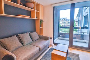 Televisión y oficina 