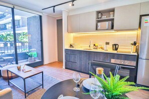 Kühlschrank, Mikrowelle, Ofen, Herdplatte