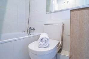Chuveiro, secador de cabelo, toalhas de banho, shampoo