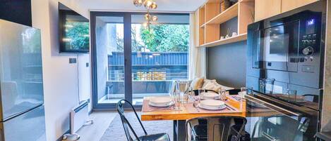 Kühlschrank, Mikrowelle, Ofen, Herdplatte