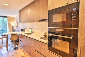 Réfrigérateur, four à micro-ondes, un four, surface de cuisson