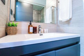Shower, hair dryer, towels, shampoo - HOM I 2D2B Piscina Temperada, Estacionamiento, Gimnasio, Wifi, Excelente vista y ubicacion (Puerto Varas)