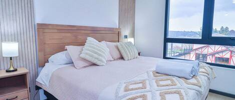 2 habitaciones, tabla de planchar con plancha, wifi y ropa de cama