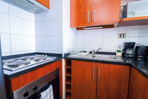 Frigorífico, microondas, horno y placa de cocina