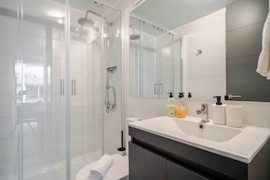 Shower, towels, shampoo