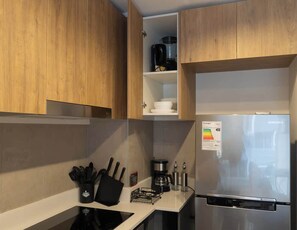 Kühlschrank, Mikrowelle, Ofen, Herdplatte