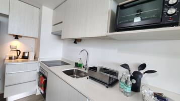 Een koelkast, een microgolfoven, een oven, een kookplaat