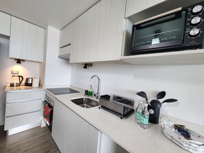 Fridge, microwave, oven, stovetop