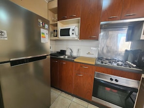 Refrigerador, microondas, horno y parrilla de estufa