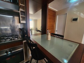 Kühlschrank, Mikrowelle, Ofen, Herdplatte