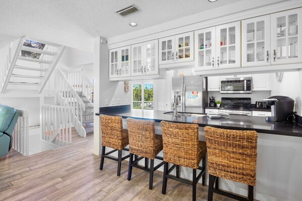 Réfrigérateur, micro-ondes, four, plaque de cuisson