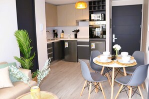 Geladeira, micro-ondas, fogão, cooktop