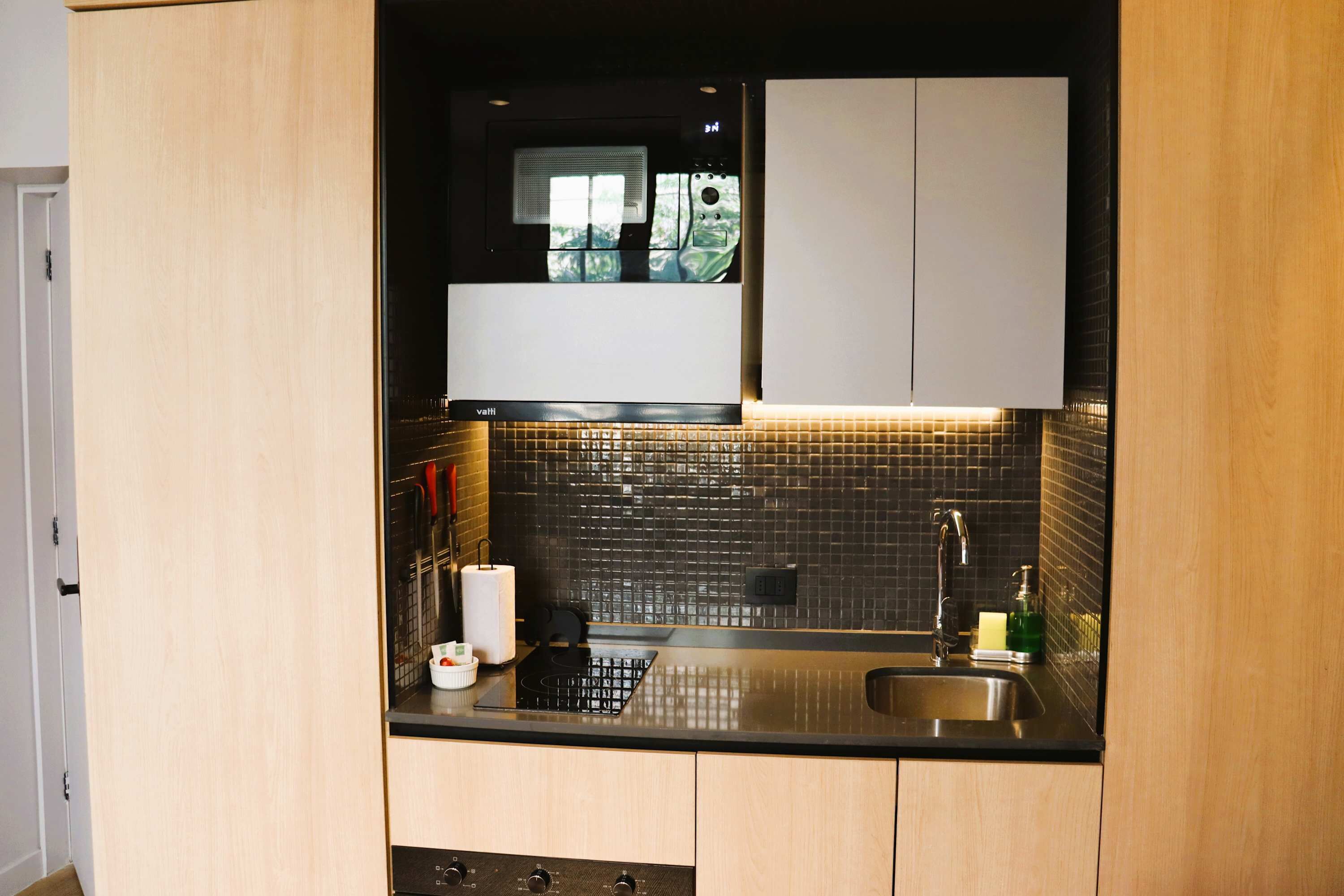 Réfrigérateur, micro-ondes, four, plaque de cuisson