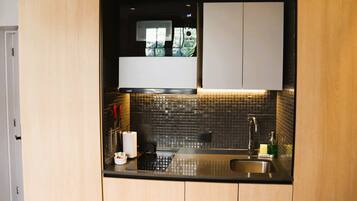 Réfrigérateur, micro-ondes, four, plaque de cuisson