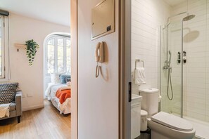 Shower, hair dryer, towels, shampoo