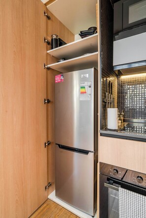 Refrigerador, microondas, horno y parrilla de estufa 