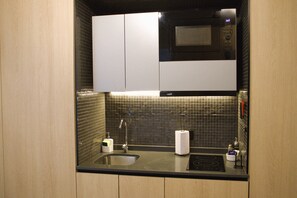 Réfrigérateur, micro-ondes, four, plaque de cuisson