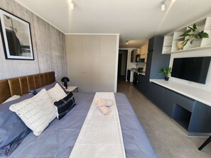 1 bedroom, desk, iron/ironing board, WiFi