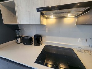 Frigorifero, microonde, forno, piano cottura
