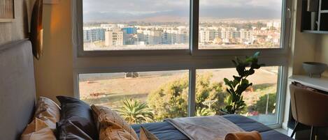 1 dormitorio, escritorio, tabla de planchar con plancha y wifi