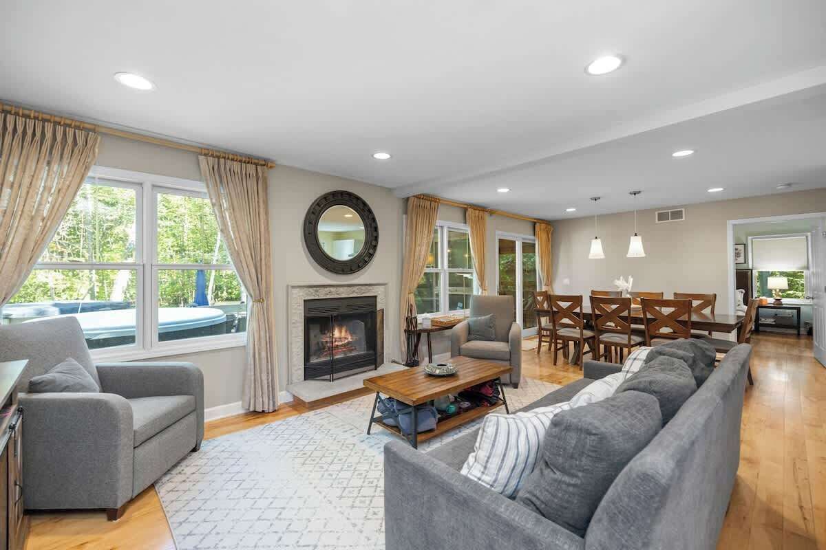 Smart-TV, Kamin, Tischfußball, Bücher