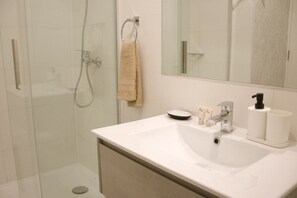 Dusche, Haartrockner, Handtücher, Shampoo