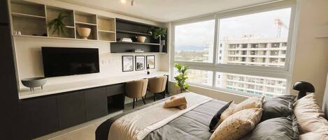 1 dormitorio, escritorio, tabla de planchar con plancha y ropa de cama