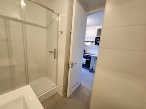 Dusch, hårtork, handdukar och schampo
