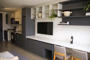 Frigorífico, microondas, horno y placa de cocina