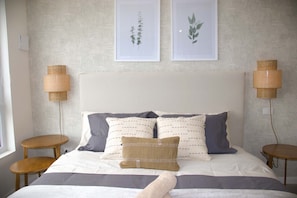 1 dormitorio, escritorio, tabla de planchar con plancha y wifi