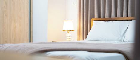 5 bedrooms, desk, iron/ironing board, WiFi