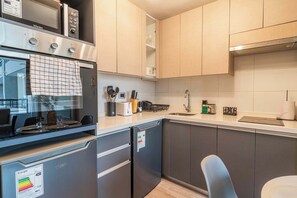 Cafetera y tetera, refrigerador, microondas y horno