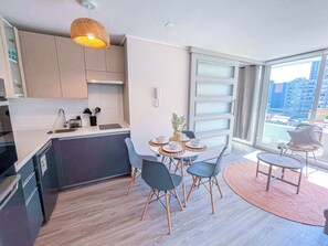Fridge, microwave, oven, stovetop - HOM I Wifi Rapido Parking Aire Acondicionado Gym (Santiago)